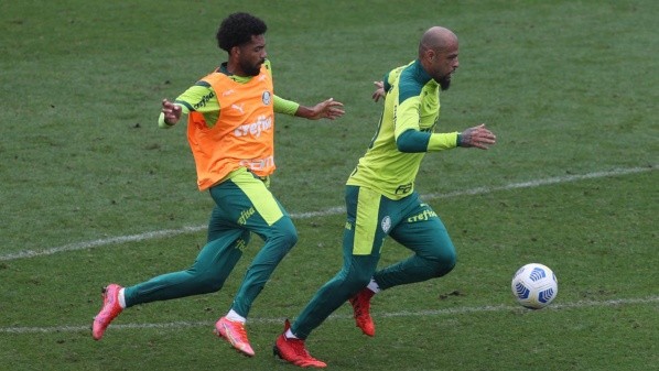 Os jogadores Matheus Fernandes e Felipe Melo (D), da SE Palmeiras, durante treinamento, na Academia de Futebol. (Foto: Cesar Greco)