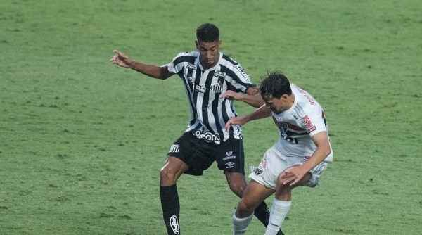 SP - Sao Paulo - 10/01/2021 - BRASILEIRO A 2020, SAO PAULO X SANTOS - Igor Gomes jogador do Sao Paulo disputa lance com Vinicius Balieiro jogador do Santos durante partida no estadio Morumbi pelo campeonato Brasileiro A 2020. Foto: Marcello Zambrana/AGIF