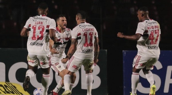 SP - Sao Paulo - 07/10/2021 - BRASILEIRO A 2021, SAO PAULO X SANTOS - Jonathan Calleri jogador do Santos comemora seu gol com jogadores do seu time durante partida contra o Sao Paulo no estadio Morumbi pelo campeonato Brasileiro A 2021. Foto: Ettore Chiereguini/AGIF