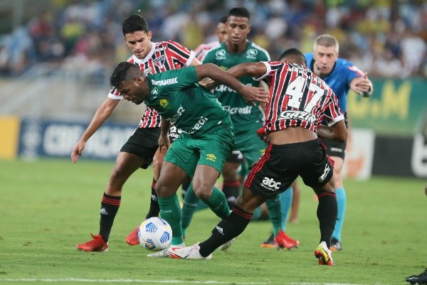 MT - Cuiaba - 11/10/2021 - BRASILEIRAO A 2021, CUIABA X SAO PAULO - Auremir jogador do Cuiaba disputa lance com Leo jogador do Sao Paulo durante partida no estadio Arena Pantanal pelo campeonato Brasileiro A 2021. Foto: Gil Gomes/AGIF MT - Cuiaba - 11/10/2021 - BRASILEIRAO A 2021, CUIABA X SAO PAULO - Auremir jogador do Cuiaba disputa lance com Leo jogador do Sao Paulo durante partida no estadio Arena Pantanal pelo campeonato Brasileiro A 2021. Foto: Gil Gomes/AGIF
