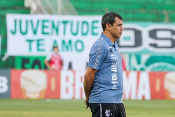 Carille comandando o Santos. (Foto:  Luiz Erbes/AGIF)