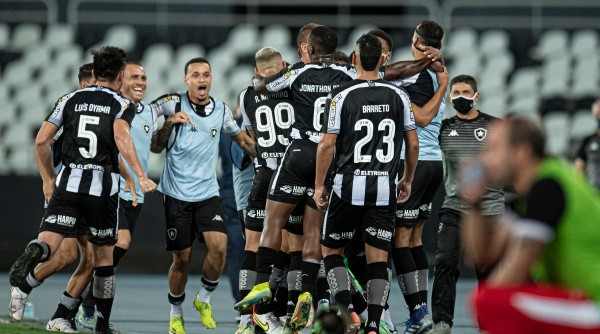 RJ - Rio de Janeiro - 08/10/2021 - BRASILEIRO B 2021, BOTAFOGO X CRB - Marco Antonio jogador do Botafogo comemora seu gol durante partida contra o CRB no estadio Engenhao pelo campeonato Brasileiro B 2021. Foto: Jorge Rodrigues/AGIF