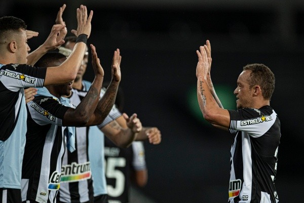 Botafogo comemorando gol. (Foto: Jorge Rodrigues/AGIF)