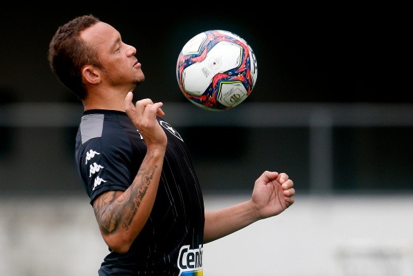 Poupado de parte da última partida, Carlinhos deve ser titular contra o Cruzeiro Poupado de parte da última partida, Carlinhos deve ser titular contra o Cruzeiro