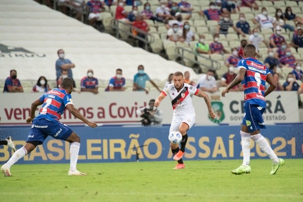 Fortaleza em campo. (Foto: Kely Pereira/AGIF)