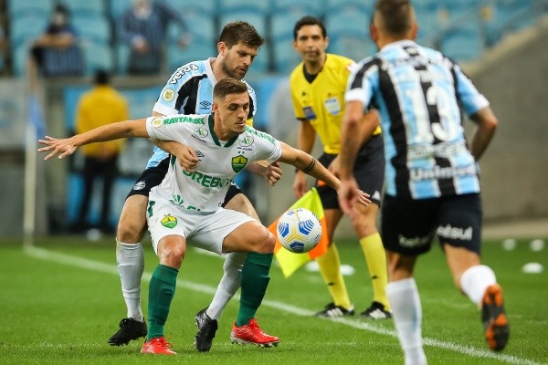 Grêmio em campo. (Foto: Pedro H. Tesch/AGIF)