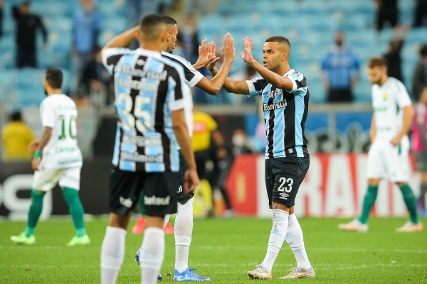 Grêmio comemorando gol. (Foto: Pedro H. Tesch/AGIF)