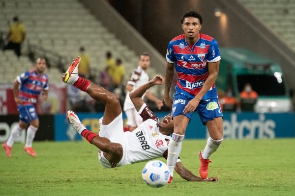 Fortaleza em campo. (Foto: Kely Pereira/AGIF)