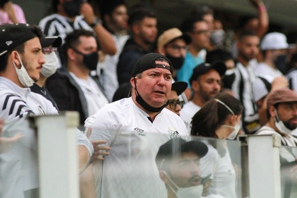Torcida do Santos na Vila. (Foto: Fernanda Luz/AGIF) Torcida do Santos na Vila. (Foto: Fernanda Luz/AGIF)