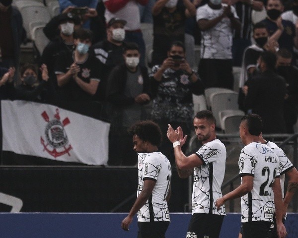 Willian teve que deixar o campo logo no começo do primeiro tempo. (Ettore Chiereguini/AGIF)