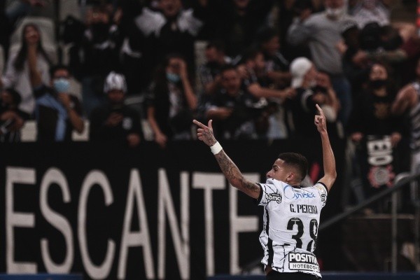 Gabriel Pereira comemorando gol na Neo Química Arena. (Foto:  Ettore Chiereguini/AGIF)