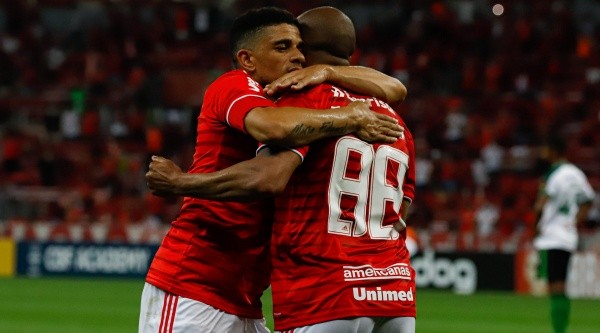 RS - Porto Alegre - 13/10/2021 - BRASILEIRO A 2021, INTERNACIONAL X AMERICA-MG - Patrick jogador do Internacional comemora seu gol com Taison jogador da sua equipe durante partida contra o America-MG no estadio Beira-Rio pelo campeonato Brasileiro A 2021. Foto: Maxi Franzoi/AGIF