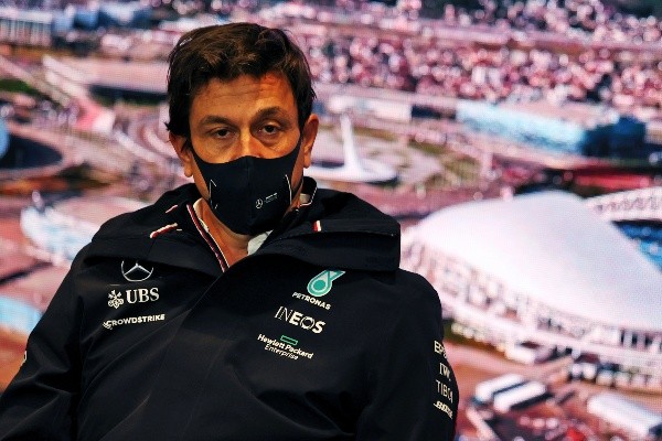 Toto Wolff, chefe da Mercedes, não descartou a possibilidade de trocar motor do carro do heptacampeão