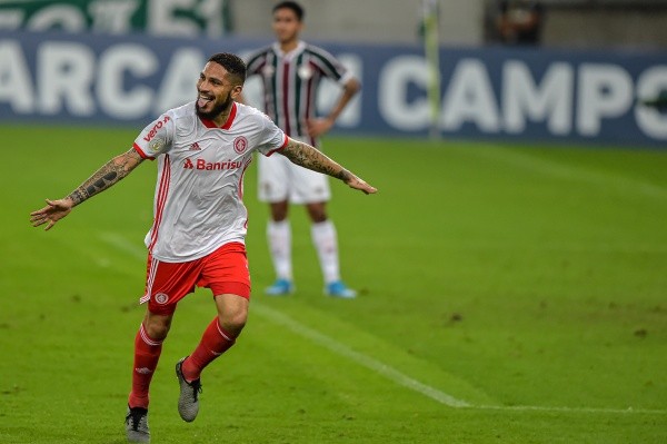 Guerrero comemorando gol pelo Internacional. (Foto: Thiago Ribeiro/AGIF)