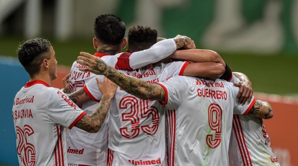 RJ - Rio de Janeiro - 16/08/2020 - BRASILEIRO A 2020, FLUMINENSE X INTERNACIONAL - Paolo Guerrero jogador do Internacional comemora seu gol com jogadores do seu time durante partida contra o Fluminense no estadio Maracana pelo campeonato Brasileiro A 2020. Foto: Thiago Ribeiro/AGIF