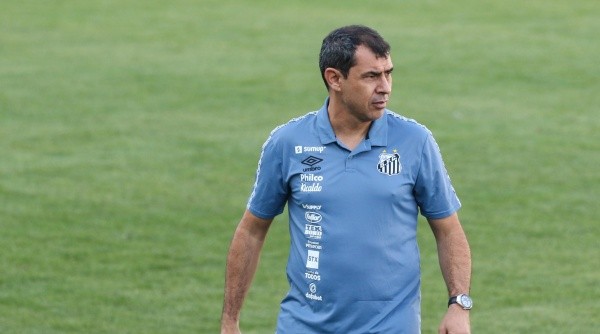 RS - Caxias do Sul - 26/09/2021 - BRASILEIRAO A 2021, JUVENTUDE X SANTOS Fabio Carille, tecnico do Santos, orienta a equipe durante a partida contra o Juventude, no Estadio Alfredo Jaconi, pelo Campeonato Brasileiro A de 2021. Foto: Luiz Erbes/AGIF