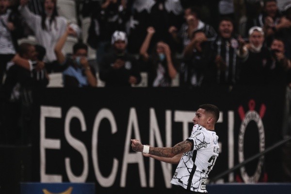 Gabriel Pereira comemorando gol pelo Timão. (Foto:  Ettore Chiereguini/AGIF)