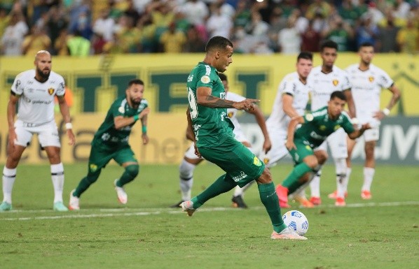 MT - Cuiaba - 14/10/2021 - BRASILEIRO A 2021, CUIABA X SPORT - Elton jogador do Cuiaba batendo penalti durante partida contra o Sport no estadio Arena Pantanal pelo campeonato Brasileiro A 2021. Foto: Gil Gomes/AGIF