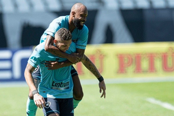 RJ - Rio de Janeiro - 22/08/2021 - BRASILEIRO B 2021, BOTAFOGO X VILA NOVA-GO - Rafael Navarro jogador do Botafogo comemora seu gol com Chay jogador da sua equipe durante partida contra o Vila Nova-GO no estadio Engenhao pelo campeonato Brasileiro B 2021. Foto: Jorge Rodrigues/AGIF