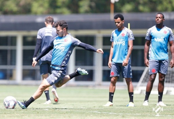 Fernando Diniz deve mudar Zeca de posição por causa de ausência de Riquelme (Foto: Divulgação/Vasco)