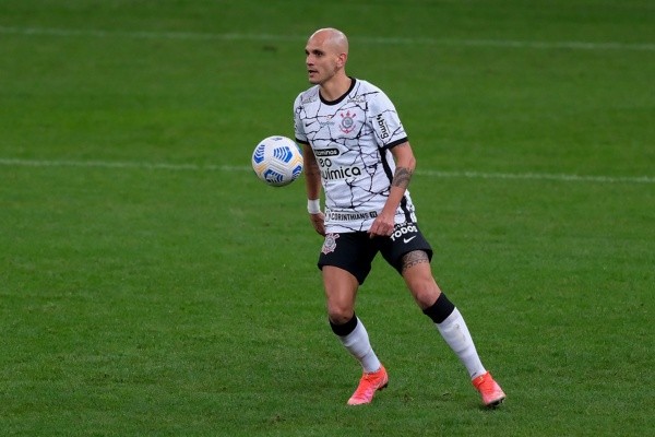 Fábio Santos em campo pelo Timão. (Foto: Marcello Zambrana/AGIF)