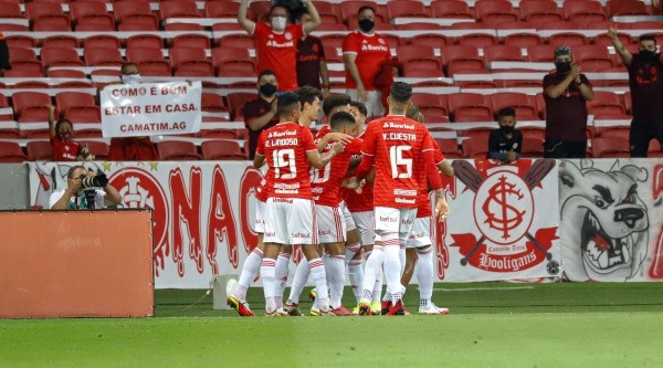 RS - Porto Alegre - 13/10/2021 - BRASILEIRO A 2021, INTERNACIONAL X AMERICA-MG - Patrick jogador do Internacional comemora seu gol com jogadores do seu time durante partida contra o America-MG no estadio Beira-Rio pelo campeonato Brasileiro A 2021. Foto: Maxi Franzoi/AGIF