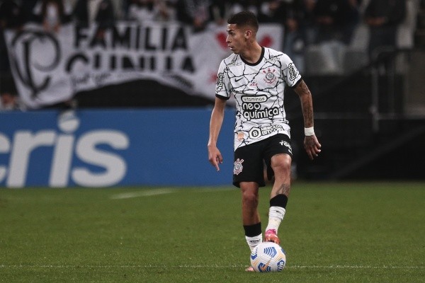 Gabriel Pereira em campo. (Foto: Ettore Chiereguini/AGIF)