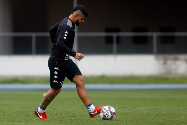 Barreto durante treino no Nilton Santos 