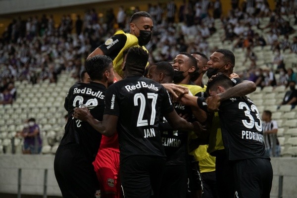RB Bragantino comemorando gol pelo Brasileirão. (Foto: Kely Pereira/AGIF)