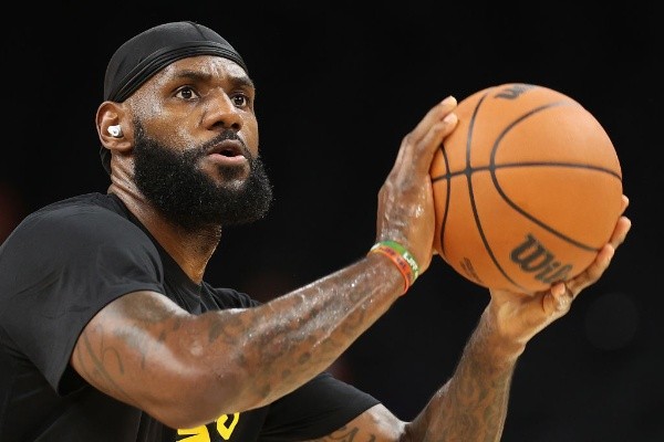 LeBron James em quadra. (Foto: Getty Images)