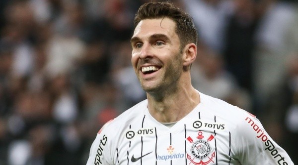 Mauro Boselli com a camisa do Corinthians (Foto: Marcello Zambrana/AGIF)