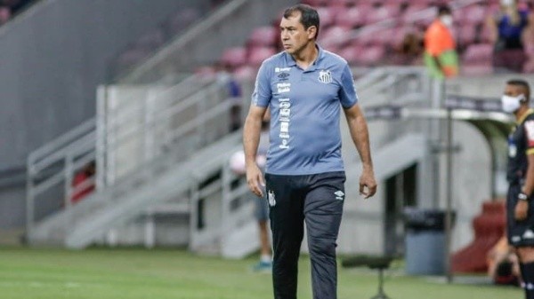 Carille em campo comandando o Santos. (Foto: Carille deve inovar na escalação do Santos contra o América-MG, pelo Brasileirão. (Foto: Paulo Paiva/AGIF)