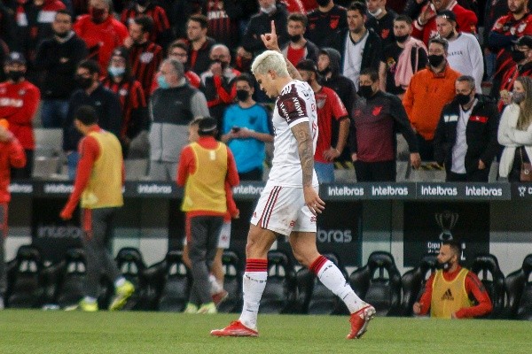 Pedro jogou no sacrifício depois de pancada no joelho sofrida no Brasileirão