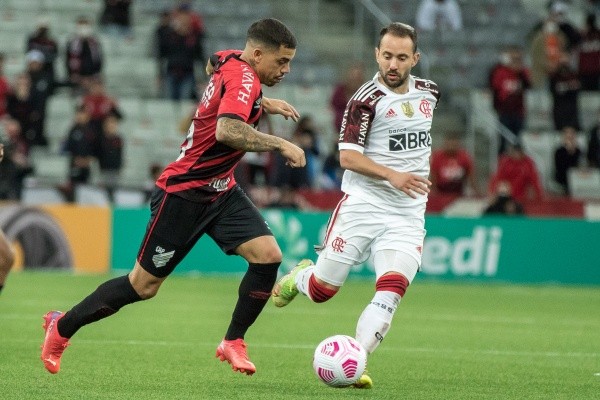 PR - Curitiba - 20/10/2021 - COPA DO BRASIL 2021, ATHLETICO PR X FLAMENGO - David Terans jogador do Athletico-PR disputa lance com Everton Ribeiro jogador do Flamengo durante partida no estadio Arena da Baixada pelo campeonato Copa do Brasil 2021. Foto: Robson Mafra/AGIF