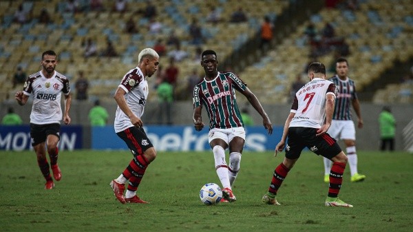 Luiz Henrique foi responsável pela assistência do segundo gol de John Kennedy 