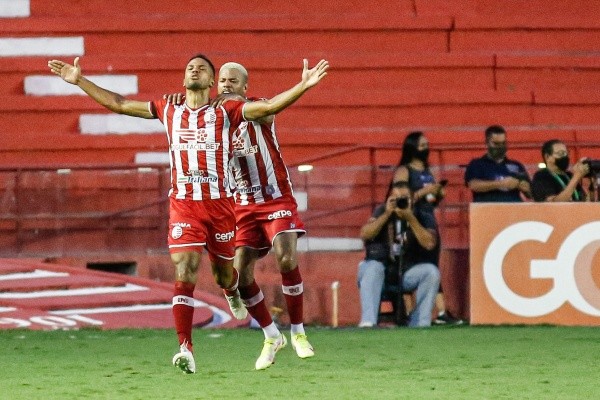 Náutico empatou a partida em duas bolas aéreas