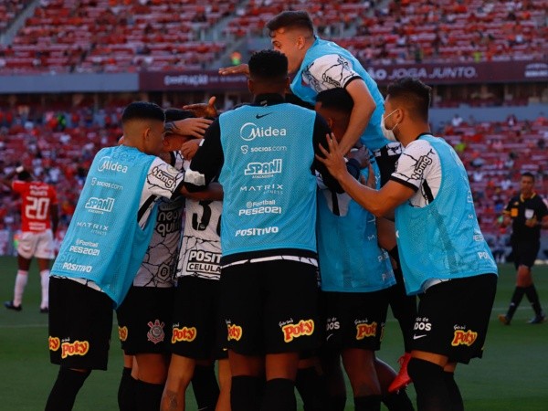 Corinthians comemorando gol. (Foto: Maxi Franzoi/AGIF)