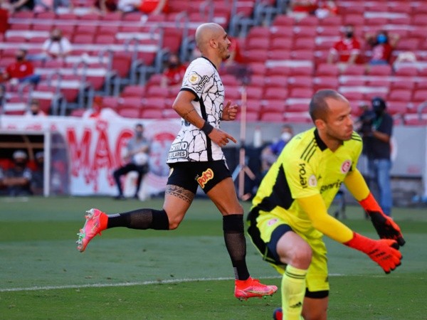 Fábio Santos comemorando gol de pênalti. (Foto: Maxi Franzoi/AGIF)