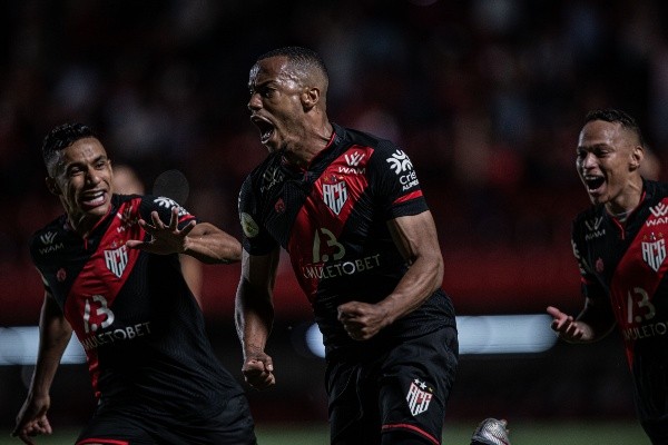 Atlético-GO comemorando gol. (Foto: Heber Gomes/AGIF)