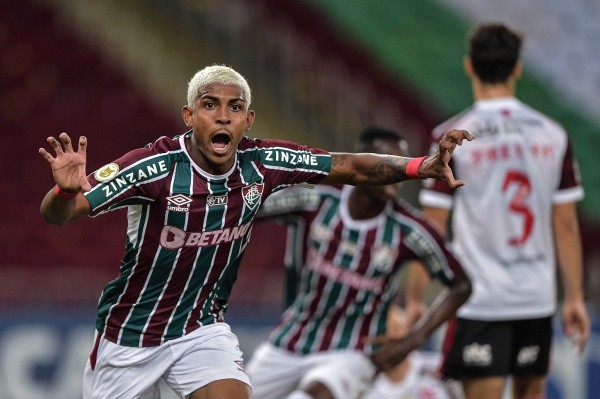 Kennedy comemorando gol contra o Flamengo. (Foto: Thiago Ribeiro/AGIF)
