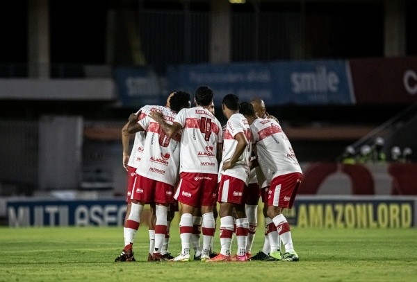 CRB em campo antes do duelo contra o Coritiba. (Foto: Celio Junior/AGIF)