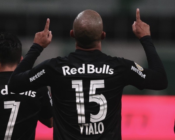 SP - Sao Paulo - 09/10/2021 - BRASILEIRO A 2021, PALMEIRAS X BRAGANTINO - Ytalo jogador do Bragantino comemora seu gol durante partida contra o Palmeiras no estadio Arena Allianz Parque pelo campeonato Brasileiro A 2021. Foto: Ettore Chiereguini/AGIF