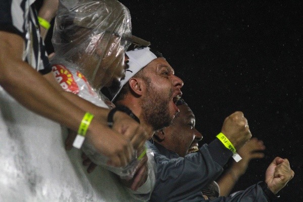 Torcida do Santos comemorando gol. (Foto: Fernanda Luz/AGIF)