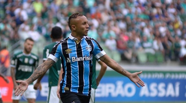 Éverton Cebolinha com a camisa do Grêmio (Foto: Bruno Ulivieri/AGIF)