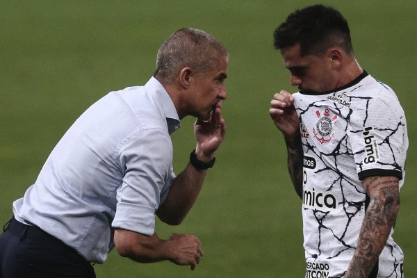 Sylvinho em campo conversando com Fagner. (Foto: Ettore Chiereguini/AGIF) Sylvinho em campo conversando com Fagner. (Foto: Ettore Chiereguini/AGIF)