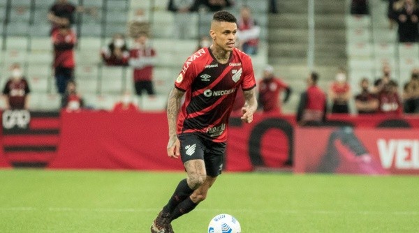 Richard em ação com a camisa do Athletico (Foto: Robson Mafra/AGIF)