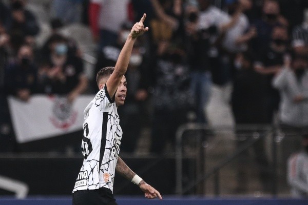 SP - Sao Paulo - 13/10/2021 - BRASILEIRO A 2021, CORINTHIANS X FLUMINENSE - Gabriel Pereira jogador do Corinthians comemora seu gol durante partida contra o Fluminense no estadio Arena Corinthians pelo campeonato Brasileiro A 2021. Foto: Ettore Chiereguini/AGIF