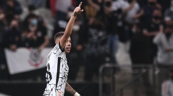 SP - Sao Paulo - 13/10/2021 - BRASILEIRO A 2021, CORINTHIANS X FLUMINENSE - Gabriel Pereira jogador do Corinthians comemora seu gol durante partida contra o Fluminense no estadio Arena Corinthians pelo campeonato Brasileiro A 2021. Foto: Ettore Chiereguini/AGIF