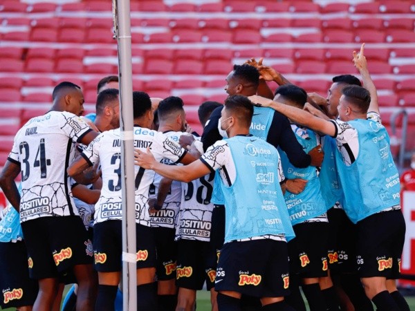 Corinthians comemorando gol. (Foto: Maxi Franzoi/AGIF)