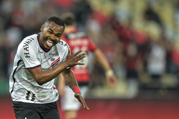RJ - Rio de Janeiro - 27/10/2021 - COPA DO BRASIL 2021, FLAMENGO X ATHLETICO-PR - Nikao jogador do Athletico-PR comemora seu gol durante partida contra o Flamengo no estadio Maracana pelo campeonato Copa do Brasil 2021. Foto: Thiago Ribeiro/AGIF RJ - Rio de Janeiro - 27/10/2021 - COPA DO BRASIL 2021, FLAMENGO X ATHLETICO-PR - Nikao jogador do Athletico-PR comemora seu gol durante partida contra o Flamengo no estadio Maracana pelo campeonato Copa do Brasil 2021. Foto: Thiago Ribeiro/AGIF